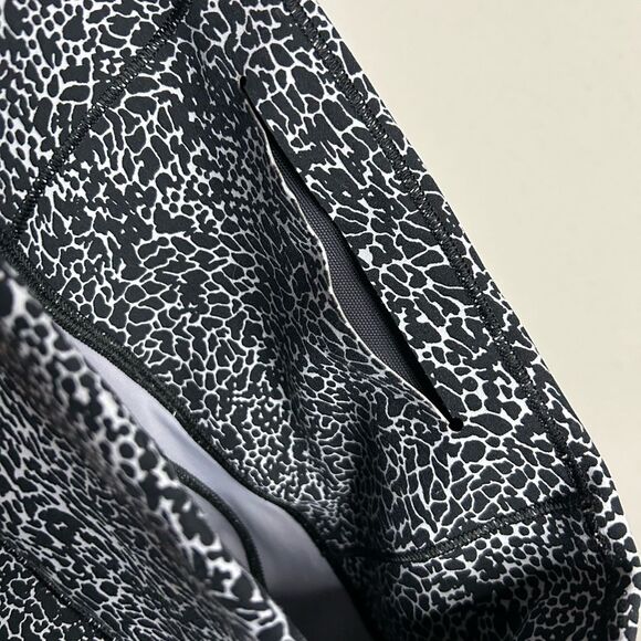 Lululemon In Movement Everlux Tight 25” Size 6 - Picture 14 of 15